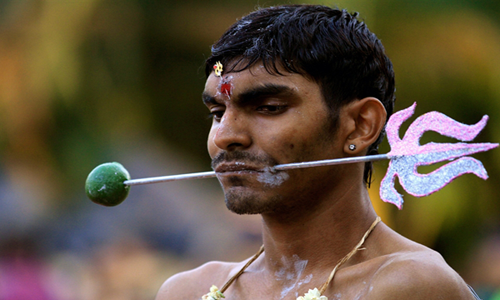 Thaipuism là một trong những  lễ hội kỳ dị lạ, rợn tóc gáy nhất hành tinh. Lễ hội này không dành cho những người yếu tim khi các tín đồ theo đạo Hindu ở miền Nam Ấn Độ tự xuyên người bằng móc sắt, xiên, cây giáo nhỏ...